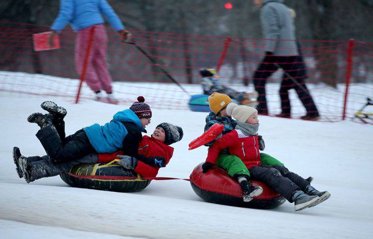 Утвержден ГОСТ на горки для тюбинга Поможет ли он сделать безопасным катание на ватрушках Росстандарт утвердил первый национальный стандарт безопасности для тюбинговых горок Это ответ на рост популярности такого вида отдыха и печальную статистику травм В новом ГОСТе прописаны детальные требования  Максимальный угол наклона не более 25 высота до 7 метров  Обязательна перекладина на старте для высоких горок а на лестницах промежуточные площадки  Зона выката должна быть безопасной без препятствий и пересечений с дорожками  Подробно описаны параметры самих тюбингов количество ручек размеры в зависимости от роста требования к управляемым моделям Важный момент стандарт носит рекомендательный характер Однако власти могут закладывать его выполнение в тендеры на обустройство городских пространств Утверждение ГОСТа первый шаг к спасению не только здоровья но и жизни россиян Прежде всего мы заботимся о детях подчеркнула депутат Госдумы Татьяна Буцкая Подробности   rg ru 2025 12 25 rosstandart utverdil gost na gorki dlia tiubinga html tgm Подписаться на Российскую газету в   Читать нас в MAX