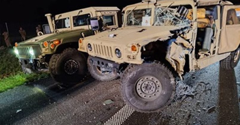 В Польше автобус столкнулся с колонной американских военных автомобилей на трассе А2 в Великопольском воеводстве ДТП произошло накануне вечером на 137 м километре магистрали в направлении Варшавы На место прибыли семь пожарных расчётов и военная жандармерия По данным спасателей пострадали трое американских военнослужащих и водитель автобуса Военные были госпитализированы а водителю помощь оказали на месте Количество машин в колонне не уточняется однако на фото опубликованных польскими СМИ видно что один из военных автомобилей получил серьёзные повреждения а другой съехал в кювет Движение по трассе в сторону Варшавы было на несколько часов затруднено