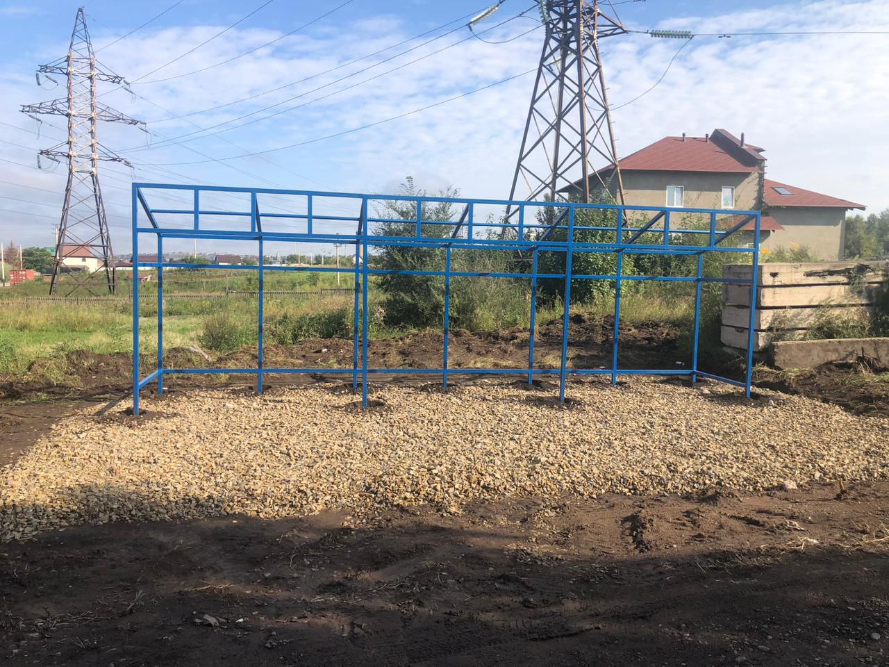 ПРОЦЕСС ПОШЕЛ В Солонцах начался монтаж новых мест накопления ТКО На фото строительство площадки на улице Лучистая В ближайшее время на ней установят шесть контейнеров Всего на первоначальном этапе в Солонцах появится пять таких площадок Далее в планах закрыть потребность целиком Напомню что на этой неделе на заседании Правительства края принято решение о дополнительном выделении денежных средств в размере 50 млн рублей на приобретение контейнерного оборудования 524 новых контейнера к производству которых уже приступило ГУФСИН по Красноярскому краю будут направлены именно в Емельяновский район в том числе 60 в Солонцы Держу ситуацию на личном контроле