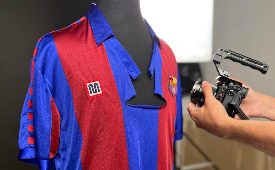 Порванную футболку Марадоны продали на аукционе за 179 тыс В этой футболке Диего Марадона сыграл за Барселону в финале Кубка Испании 1984 против Атлетика из Бильбао 0 1 После матча на поле началась драка в которой футболисту и порвали экипировку Как указано в описании лота футболку нашла в раздевалке сотрудница клуба собиравшая форму для стирки она не смогла ее починить и оставила на память а потом передала владельцу бара куда часто ходили сотрудники Барселоны Его сын решил выставить ее на аукцион Matchday Football Auctions Подписаться на РБК Спорт