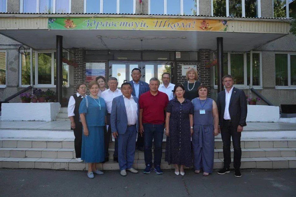Перед началом учебного года все школы иркутской области проходили комиссионные проверки по время которых оценивалась их готовность встретить учеников Как доложила главе региона Игорю Кобзеву заместитель министра образования Елена Апанович более 800 учреждений получили положительную оценку Еще в 18 сейчас идет ремонт Губернатор лично побывал в школе поселка Кутулик Как рассказала ее директор Александра Булсунаева здание было построено в 1987 году сейчас здесь учится 936 детей причем по поселку многих развозят школьные автобусы Губернатор обратил внимание местной администрации на то что здание нуждается в капитальном ремонте а для этого необходимо доработать соответствующие документы Тогда можно будет участвовать в отборе на предоставление субсидий по региональной программе Развитие образования В девяти школах региона в этом году должны завершить капитальные ремонты по национальному проекту Молодежь и дети в том числе в Аларском районе выполнят работы в Алятской школе Это уже третья капитально отремонтированная школа в районе за пять лет отметил Игорь Кобзев С 2019 года в школе действует Центр образования цифрового и гуманитарного профилей Точка роста созданный в рамках национального проекта Образование ставшего основой для нового нацпроекта Молодежь и дети