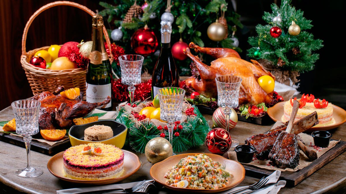 Расходы россиян на празднование Нового года в среднем составили 64 459 выяснил ВЦИОМ в результате исследования Это практически столько же сколько они потратили на празднование год назад 64 439 Однако перед праздниками россияне сообщали о намерении снизить расходы Запланированные траты они собирались снизить с 62 655 в 2025 году до 59 824 в 2026 году В итоге фактические расходы остались на уровне прошлого года но сумма оказалась на 8 больше запланированного бюджета Многолетняя ретроспектива показывает что перерасход бюджета в период новогодних праздников привычное и даже ожидаемое явление Другой вопрос в том что в последние несколько лет он стал более умеренным говорится в публикации Единственная категория в которой фактические траты оказались ниже ожидаемых новогодний стол Средний чек составил 12 314 По всем остальным категориям россияне потратили больше чем планировали Две другие категории подарки и досуг конкурируют за первенство в списке статей расходов ежегодно отмечают авторы исследования В этом году подарки в среднем обошлись в 24 636 на 3 001 больше запланированного а досуг в 27 509 на 2 267 больше запланированного При этом досуг остается скорее дополнительной статьей расходов на него были готовы потратиться 4 из 10 граждан в отличие от 7 из 10 по двум другим категориям подчеркнули аналитики В 2026 году новогодние праздники длились 12 дней и стали самыми продолжительными за последние 12 лет