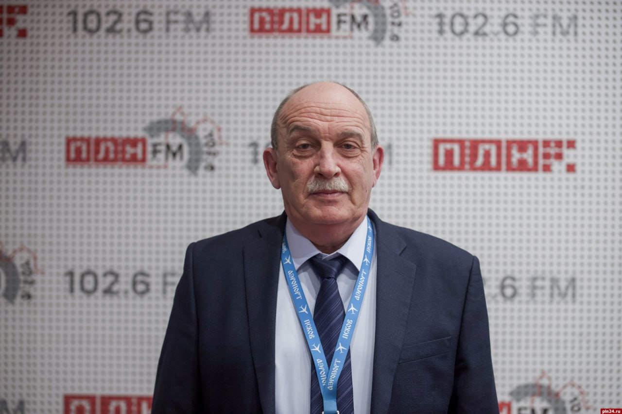 Директор псковского аэропорта ответил на критику в адрес Азимута Гендиректор международного аэропорта Княгиня Ольга Артём Тарасов прокомментировал претензии туристического сообщества к авиакомпании Азимут в эфире радио ПЛН FM 102 6 FM Он признал что задержки и отмены рейсов действительно случаются но подчеркнул причины системные и не зависят напрямую от авиакомпании или аэропорта Самолёт летает по кольцу если где то в маршруте произошла задержка она тянется дальше Чтобы вернуть расписание иногда приходится отменять рейс Это не особенность Азимута с этим сталкиваются все авиакомпании пояснил Тарасов Кроме того регулярные закрытия воздушного пространства при пролёте высокопоставленных лиц также приводят к сдвигам самолёты вынуждены ждать разрешения на вылет Отвечая на критику о влиянии на турпоток директор отметил что аэропорт не располагает данными о целях поездок пассажиров будь то туристы бизнесмены или местные жители Я понимаю что переносы влияют на экскурсии и заселения но многое зависит от текущей ситуации а не от авиакомпаний заключил Артём Тарасов