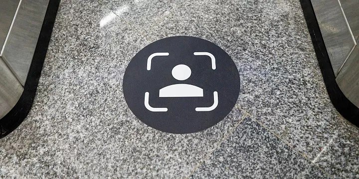 Оплата по лицу заработала на всех турникетах двух линий метро Теперь пройти по биометрии можно на всех турникетах Замоскворецкой и Люблинско Дмитровской линий Сервис доступен на 792 устройствах раньше таких турникетов было всего по два три на станции В Москве биометрическая оплата действует уже на 13 линиях метро и более чем на 3 тысячах турникетов До конца 2025 года к системе подключат всё метро а в 2026 м и МЦД Ежедневно оплатой по лицу пользуются около 170 тысяч раз