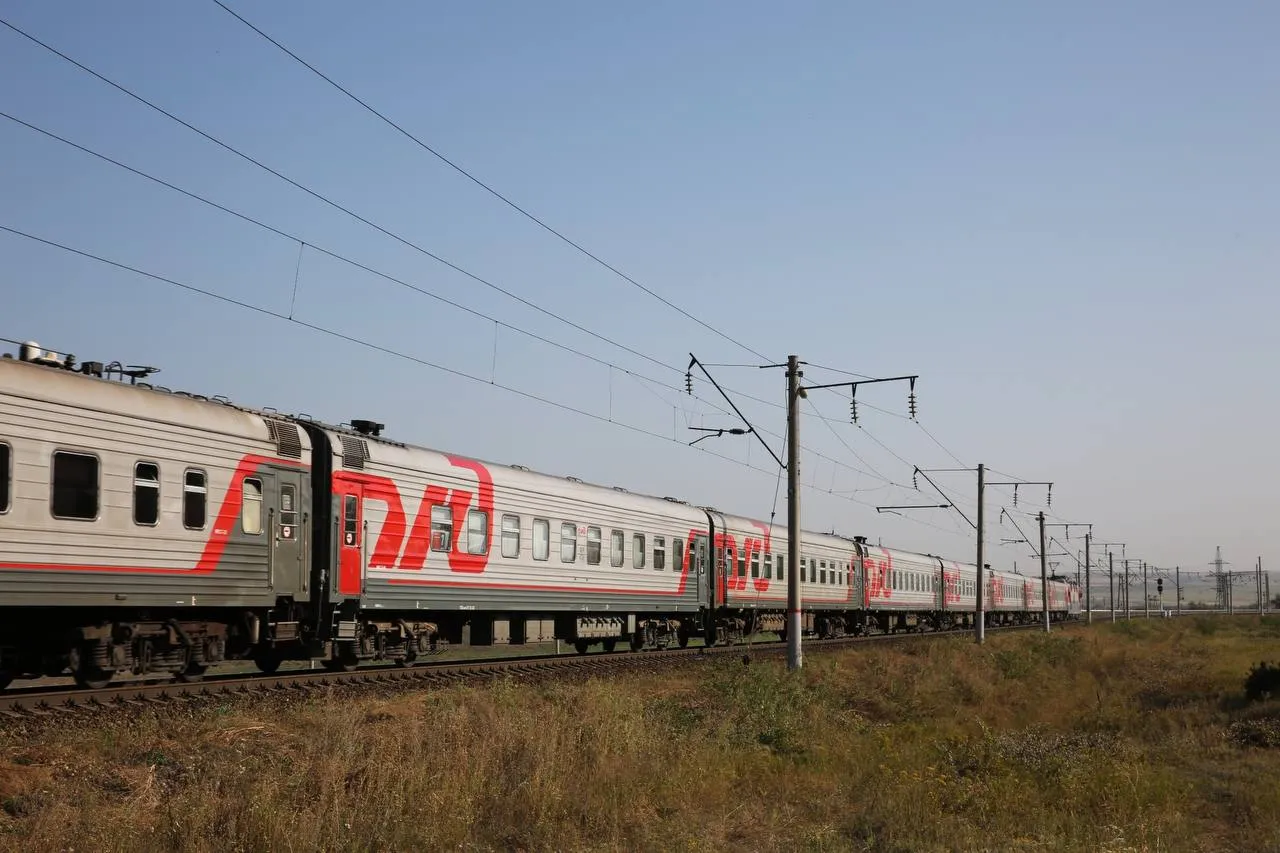 Более 765 тыс пассажиров отправлено с вокзалов и станций ПривЖД в марте Это на 5 3 меньше чем за аналогичный период 2025 года В пригородном сообщении отправлено 560 4 тыс пассажиров 4 8 к марту 2025 года в дальнем следовании 205 3 тыс 6 6 Пассажирооборот в марте 2026 года составил 217 8 млн пасс км что на 11 2 меньше чем за аналогичный период 2025 года в том числе в пригородном сообщении 24 3 млн пасс км 5 6 в дальнем следовании 193 5 млн пасс км 11 9 За первые три месяца 2026 года отправлено около 2 2 млн пассажиров 4 7 к январю марту 2025 года из них в пригородном сообщении 1 5 млн пассажиров 5 4 в дальнем следовании 660 3 тыс 3 1 Пассажирооборот на ПривЖД с начала 2026 года снизился на 8 7 к уровню января марта 2025 года и составил 653 9 млн пасс км