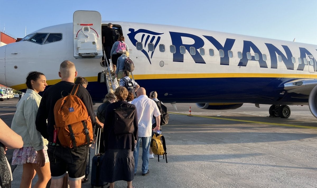 Авиакомпания Ryanair подтвердила, что переход на 100% безбумажные посадочные талоны будет отложен до 3 ноября 2025 года, когда стартует ее зимнее расписание.   Это означает, что с ноября 2025 года пассажиры Ryanair больше не будут получать и распечатывать бумажный посадочный талон, а будут использовать цифровой аналог, сгенерированный при регистрации в приложении myRyanair.    Сегодня почти 80% из 200 миллионов пассажиров Ryanair уже используют этот цифровой посадочный талон. В результате Ryanair рассчитывает отменить почти все сборы за регистрацию в аэропортах с ноября 2025 года, поскольку все пассажиры будут регистрироваться онлайн/в приложении, чтобы получить свой цифровой посадочный талон.  www.delfi.lt/a/120091334