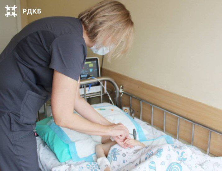 Девочка из Уфы выброшенная из окна начала двигаться О состоянии ребенка сообщили врачи Российской детской клинической больницы Сейчас пациентка переведена из отделения реанимации и проходит лечение в нейрохирургическом отделении С ней находится мама Здоровье девочки постепенно стабилизируется По словам заведующего отделением Валентина Пальма у ребенка появились движения в конечностях способность глотать речь обращения к матери Ранее сообщалось что ребенка выбросил из окна 4 го этажа родной отец девочка получила многочисленные травмы Спутник FM Уфимская Волна