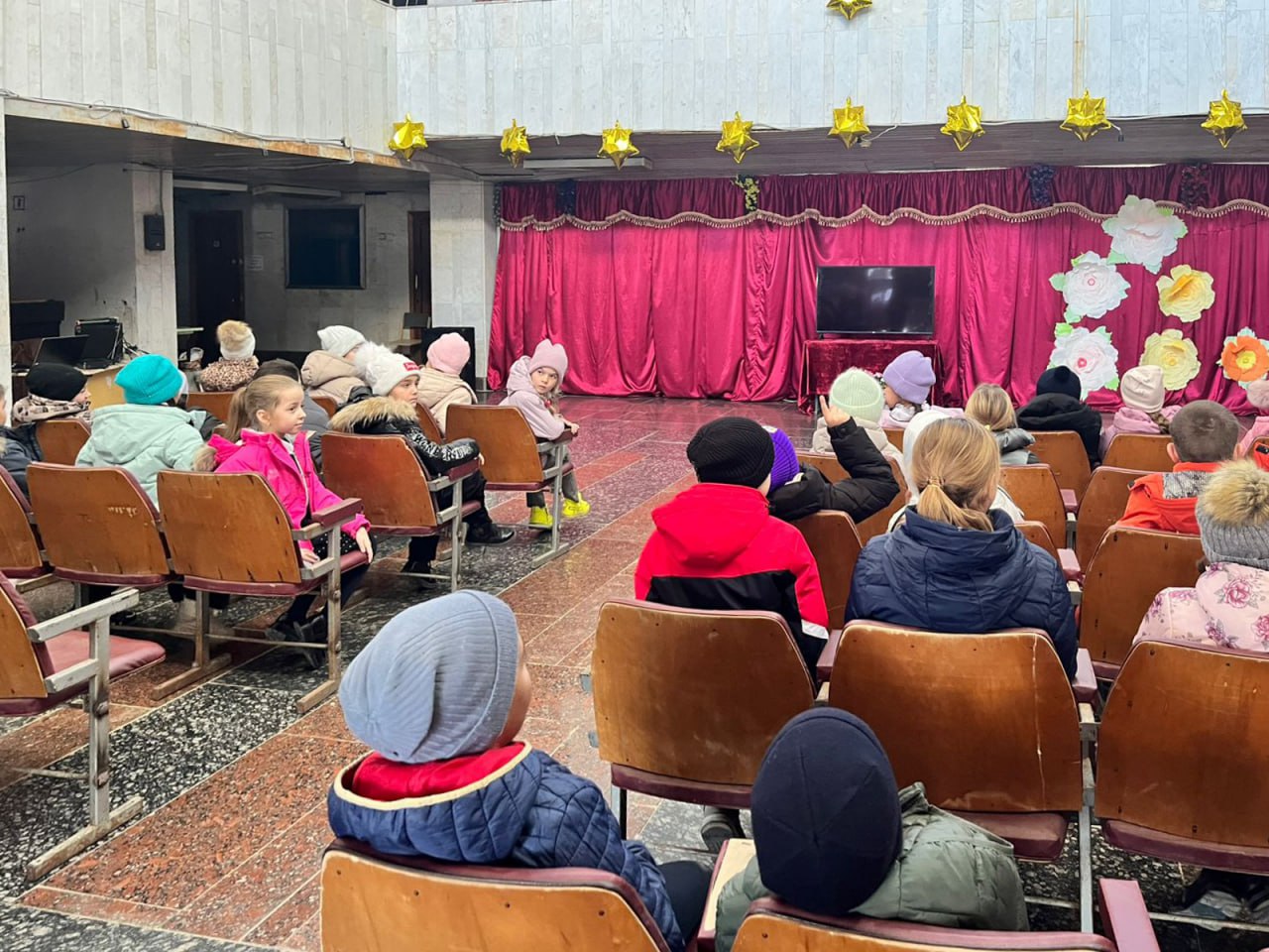 В Джанкойском районе осмотрел Дома культуры в селах, Стальное, Победное, Заречное, Пахаревка, а также сельский клуб в селе Дмитриевка.  Практически повсеместно необходим ремонт кровли, установка и модернизация систем отопления, замена окон и дверей, а также проведение внутренних работ.  В ближайшее время специалисты проведут более детальный осмотр объектов, чтобы составить полное представление о видах работ. После этого приступим к составлению сметной документации, будем способствовать решению выявленных проблем.  Наша цель – обеспечить достойные условия для развития культурной жизни в сельской местности.