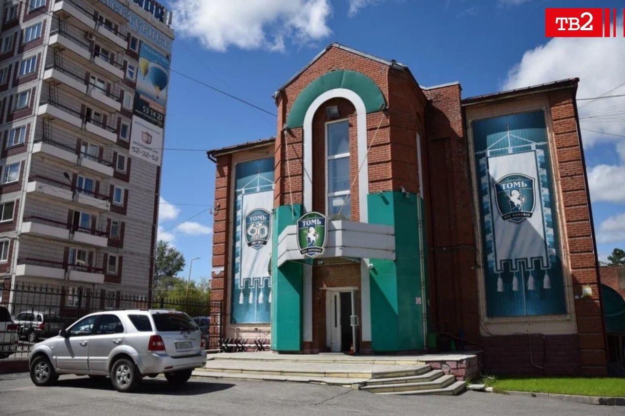 РФС потребовал в суде взыскать с «Томи» 41,9 млн рублей  Исковое заявление от Российского футбольного союза было зарегистрировано 22 июля, сообщает Сhampionat.com со ссылкой на картотеку арбитражных дел. Основания требований и другие подробности дела не указаны.  Весной 2022 года «Томь» не получила лицензию на участие в играх ФНЛ. «Газпром-нефть» перестала спонсировать команду: экс-губернатор Сергей Жвачкин не успел договориться о финансировании с госкорпорацией перед тем, как уйти с должности, а обещания нового главы региона Владимира Мазура ни к чему не привели.  В январе 2023 года «Томь» лишили профессионального статуса, СК возбудил уголовное дело о невыплате зарплаты сотрудникам. Футбольное поле стадиона «Труд», где играла «Томь» передали в муниципальную собственность. Позже компания «Сибагро» купила административное здание стадиона за 60 миллионов рублей и передала его городу. Неясна ситуация с трибунами и освещением «Труда». Это имущество осенью 2024 года тоже выставлялось на торги в связи с долгами ООО «Футбольный клуб «Томь»  находится под арестом судебных приставов , но покупатели не нашлись.