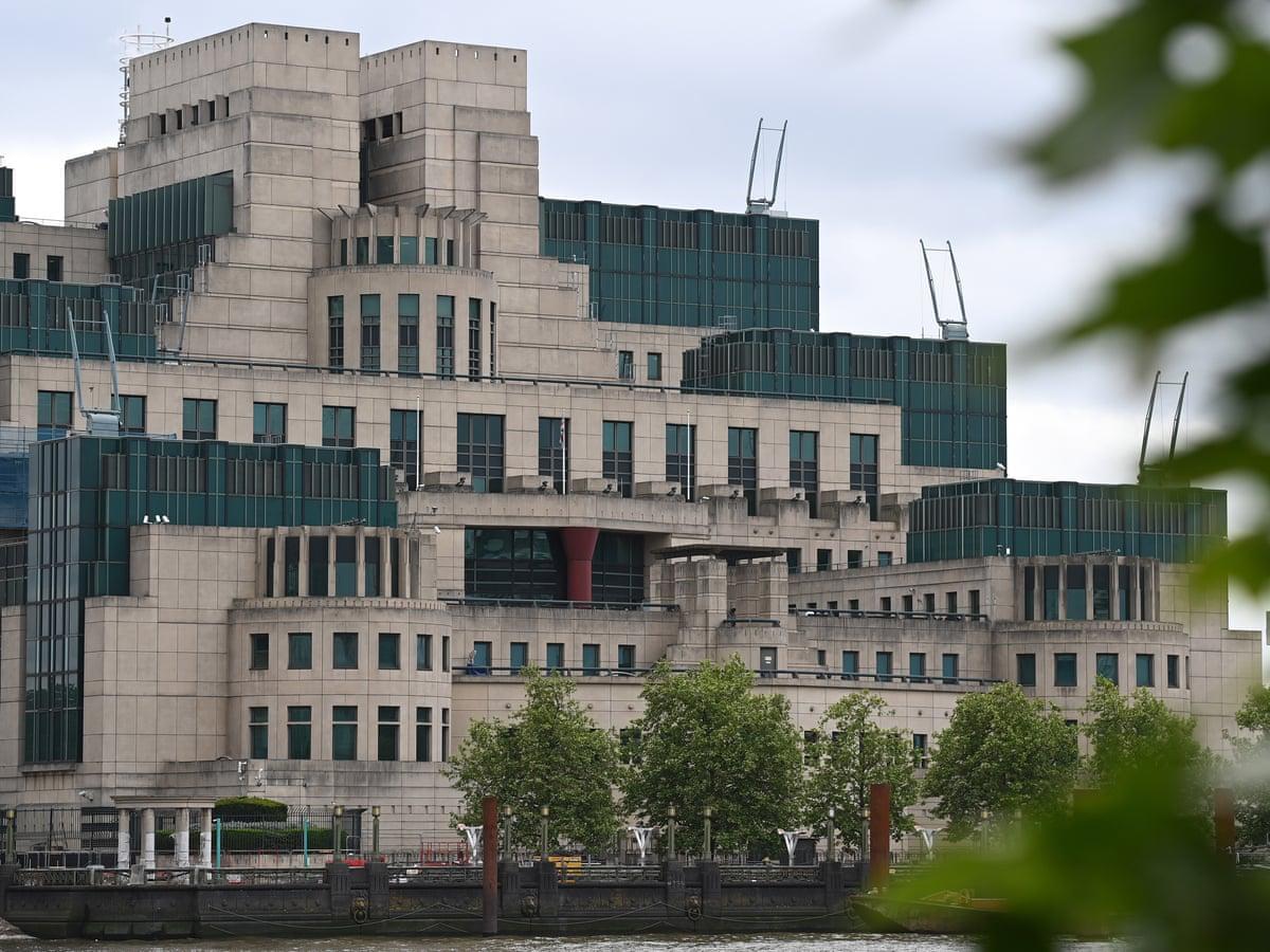 А вот и свежий сюжет для следующей Бондианы. Газета The Guardian опубликовала статью, в которой поделилась увлекательной историей от MI6 и MI5 – о том, как британская разведка искала российского двойного агента целых 20 лет, но тому удалось ускользнуть.   Расследование MI5 началось в 1990-х годах и, по имеющимся данным, продолжалось как минимум до 2015 года. Как пишут колумнисты The Guardian, эта длинная и запутанная история началась с того, что американское ЦРУ поделилось с британскими коллегами своими опасениями о существовании агента, который шпионит в пользу России.  Масштабная охота на предполагаемого «крота», получила название Wedlock и велась MI5 – ближайшими «родственниками» MI6. Ведомство задействовало группу из 35 сотрудников, которые годами занимались наблюдением, планированием, аналитической работой и поисками двойного агента по всему миру.  Считается, что расследование в той или иной форме продолжалось около 20 лет, но MI5 так и не смогла установить личность «крота», а также сам факт того, что он действительно был.