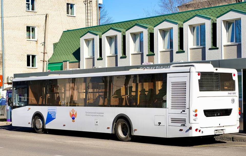 В Биробиджане изменен порядок выдачи маршрутных карт По поручению областной прокуратуры мэрией города был изменен порядок выдачи маршрутных карт перевозчикам. В соответствии с новым порядком заключены договоры на осуществление пассажирских перевозок с 17 июля 2025 года. Предпринимателями были получены маршрутные карты на маршруты № 1, 1а, 3, 3в, 3б, 5, 6, 8, 9, 11а, 12, 12а, 20, 26. Маршруты № 2, 7 будет работать одна семерка и 7Д , 14, и 19 оказались невостребованными, ввиду своей убыточности. С 17 июля обслуживать данные маршруты предприниматели отказались. Мэрия Биробиджана предпринимает всевозможные меры по недопущению срыва регулярных автоперевозок и прорабатывает все варианты по поиску потенциальных перевозчиков в соответствии с новым порядком. На решение проблемы может уйти некоторое время. Маршрут № 14, который является единственным для пос.Новый, с 17 июля временно обслуживает МУП «Транспортная компания». #перевозки #биробиджан #мэриябиробиджана