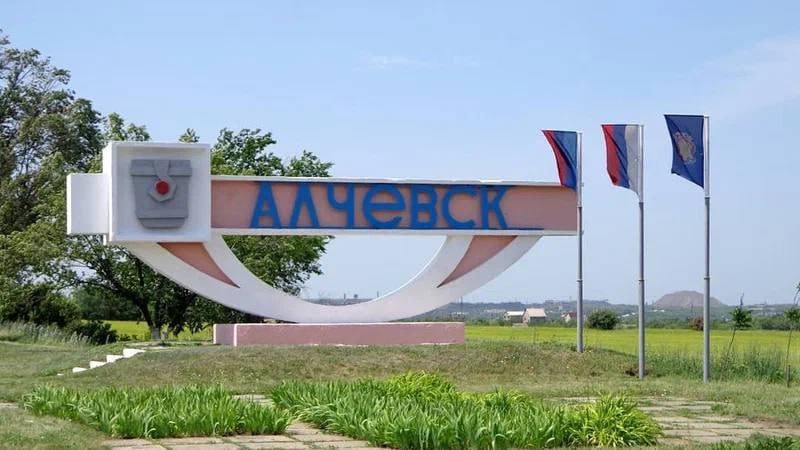 Георгий Филимонов поздравил Алчевск с юбилеем Сегодня город Алчевск Луганской Народной Республики отмечает 130 летний юбилей В этот знаменательный день Вологодская область являющаяся шефствующим регионом над Алчевском делит радость праздника со своими братскими земляками За три года шефской работы Вологодская область направила на восстановление и поддержку Алчевска более 1 75 миллиарда рублей из регионального бюджета Эти средства позволили провести значительные работы по восстановлению критически важной инфраструктуры объектов образования культуры и здравоохранения Регулярную помощь получают социальные организации библиотеки и детские сады города Поддержка продолжается и в настоящий момент в Алчевске работают врачи педагоги строители и волонтеры из Вологодской области В рамках праздничных мероприятий посвященных юбилею творческие коллективы Вологодского драматического театра и Вологодской областной филармонии выступят с концертами для жителей города Спортсмены из Вологодчины проведут мастер классы по кикбоксингу и тайскому боксу а волонтеры организуют образовательные и досуговые мероприятия для молодежи Губернатор Вологодской области Георгий Филимонов направил жителям Алчевска поздравительные слова Для нас Алчевск давно стал братским городом мы вместе разделяем радости и испытания От всей души поздравляю Алчевск со 130 летним юбилеем Пусть он растёт и развивается будет уютным и комфортным для каждой семьи Желаю жителям здоровья благополучия и счастья Мы всегда рядом и готовы помогать Вместе мы обязательно победим Вологодская область и впредь намерена всесторонне поддерживать Алчевск способствуя его скорейшему восстановлению и процветанию