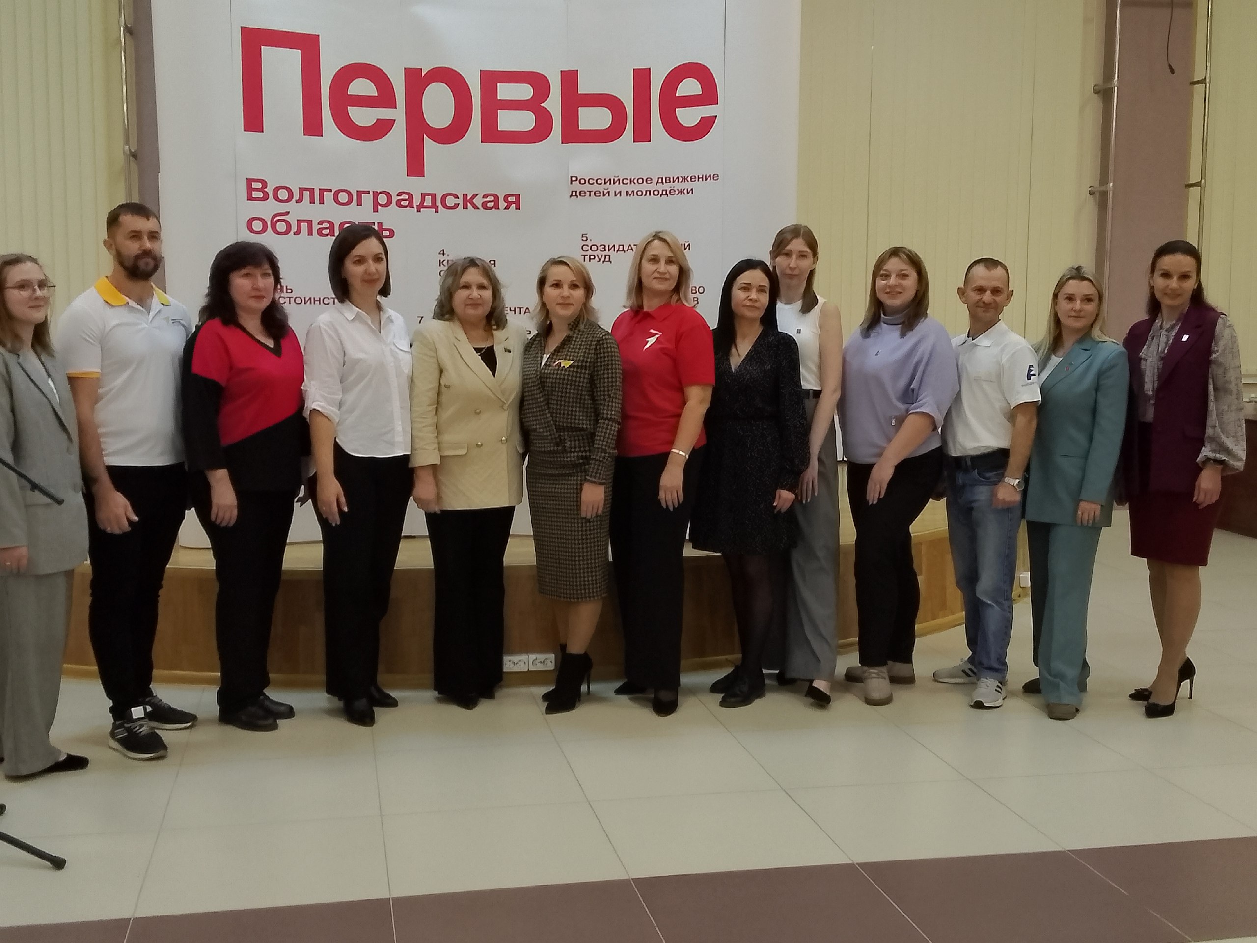 Первые вершители добрых дел На отчетно выборной конференции представители местного отделения общероссийской общественной организации детей и молодежи Движение Первых подвели итоги деятельности в текущем году и наметили планы на будущее Перед собравшимися выступила заместитель главы городского округа по социальным вопросам и начальник отдела образования Светлана Зубцова Она вручила благодарственные письма за победы в конкурсах и проектах разной значимости наставникам и активистам отделений Первых которые осуществляют свою деятельность в каждой школе и учреждениях дополнительного образования В Урюпинске местное отделение Движения Первых было создано чуть более двух лет назад Больше на официальном сайте газеты Урюпинская правда   clck ru 3Q3Md6 Урюпинка УрюпинскаяПравда Газета АдминистрацияУрюпинска НовостиУрюпинска НовостиРегиона34 НовостиРоссии Жизнь Общество