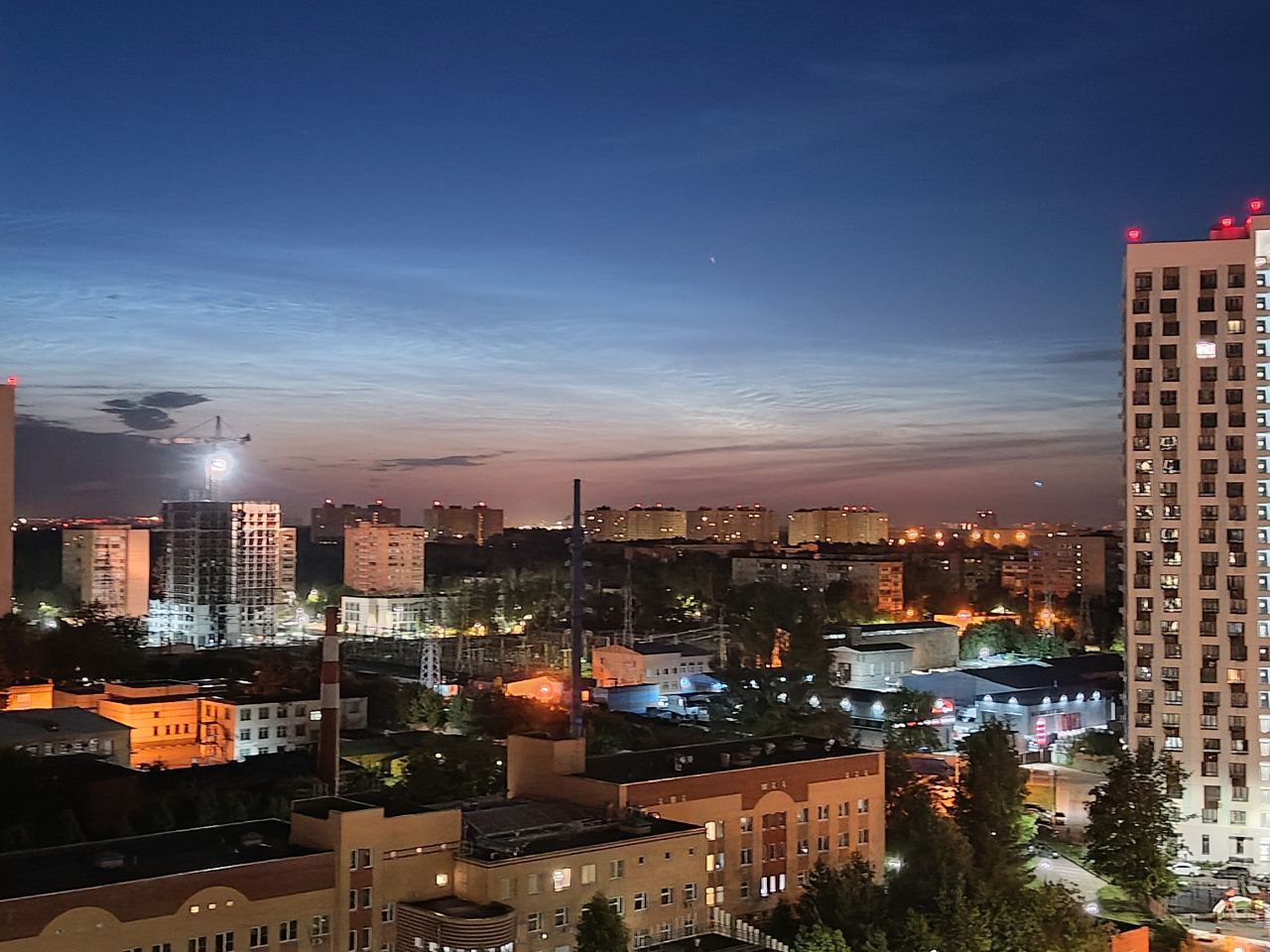 В Центральной России сегодня наблюдали серебристые облака. На фото - подмосковные Мытищи. Серебристые облака образуются намного выше обычных. Для них нужны определённые перепады температур и другие сложные атмосферные условия. Как правило, это явление встречается в природе позже, не раньше середины июня. А в этом году уже в конце мая замечены.