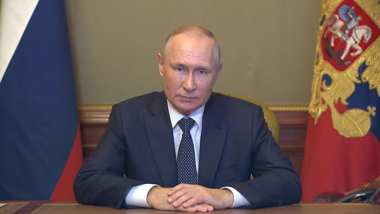 Владимир Путин объявил благодарность первому зампредседателю комитета финансов Волгоградской области Евгению Зенину и отметил почетной грамотой директора Волгоградского научно исследовательского противочумного института Андрея Топоркова Подписаться Перейти на сайт MAX