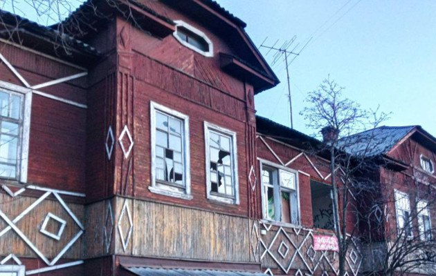 В Архангельске «поехал» очередной деревянный дом, уже бывавший в сводках МЧС Сегодня ночью в систему «112» поступила информация о сходе со свай деревянного двухэтажного дома на улице Советской в Архангельске. Это дом 1936 года постройки, признан аварийным в феврале 2018 года, то есть не попал в текущую программу расселения ветхого жилья. А вот в хронику МЧС дом уже попадал: ещё в июле 2017 года там стало обваливаться межэтажное перекрытие…