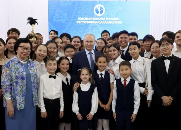 Владимир Путин направил приветствие участникам «Симфонии добра» I Международный конкурс-фестиваль музыкального исполнительства «Симфония добра» стартовал в республике. Приветствие участникам мероприятия направил президент России Владимир Путин, который отметил важность данного проекта для культурной жизни республики. Об этом сообщает пресс-служба главы и правительства региона. «Приветствую вас на I Международном конкурсе-фестивале музыкального исполнительства „Симфония добра”. Отрадно, что в последние годы культурная жизнь Якутии активно развивается, обогащается новыми инициативами и начинаниями. И ваш яркий, содержательный проект, который стартует сегодня в столице республики, занимает в этом ряду достойное место», — сказал Владимир Путин. Подробнее читайте по ссылке Фото: пресс-служба главы и правительства Якутии