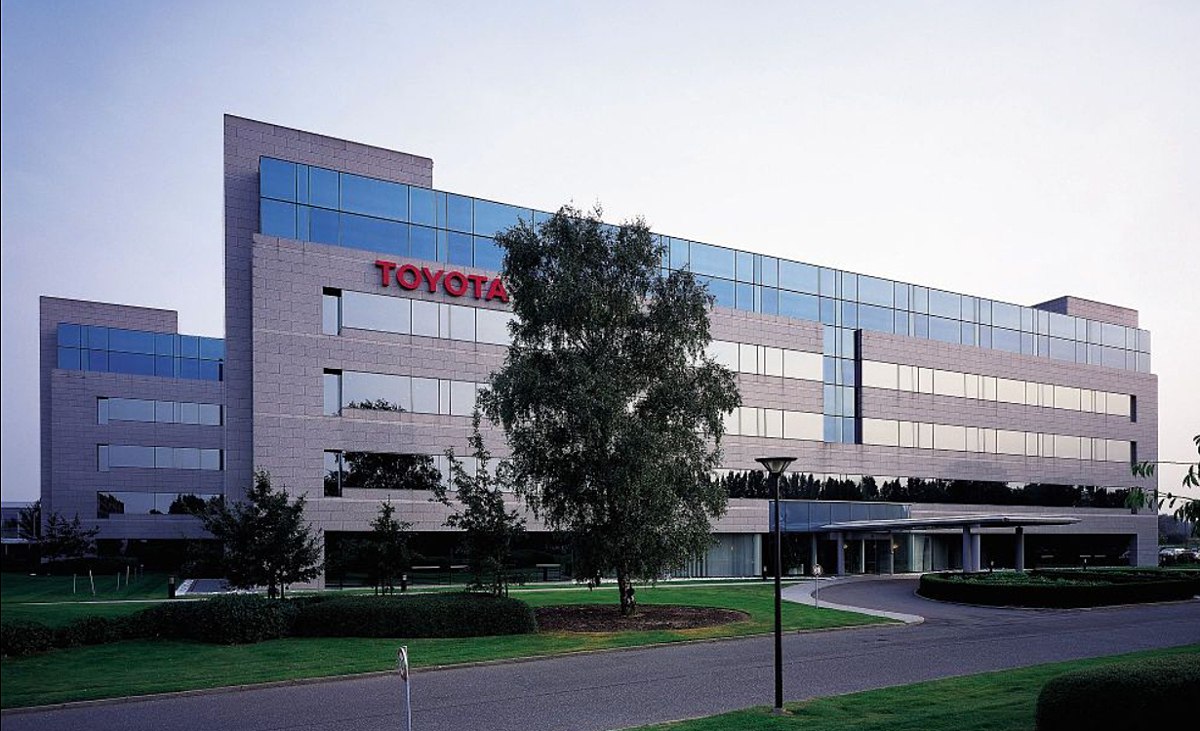 Источник рассказал о тайной встрече Toyota с российскими дилерами на которой обсуждали варианты взаимодействия В российском представительстве марки подтвердили встречи проводят но только по вопросам послепродажного обслуживания Импортировать новые автомобили в Россию не планируют vc ru transport 2306764