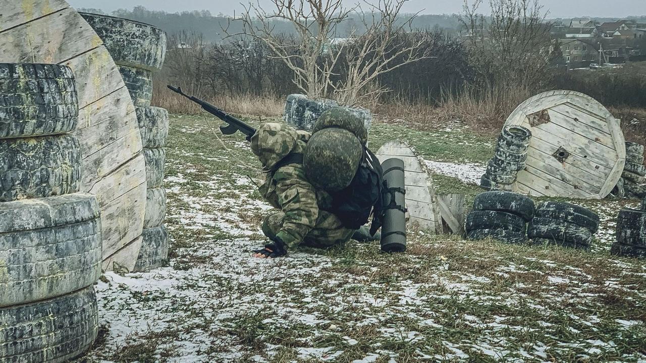 Жительница края незаконно получила 3 млн после смерти экс-мужа на СВО. Ее осудили. В 2014 году тогда еще 34-летняя жительница Лесосибирска развелась со своим супругом. Мужчина погиб в июле 2023 года. Тогда экс-супруга решила получить социальные выплаты в связи со смертью военнослужащего: она предоставила свидетельство о заключении брака между ней и погибшим в 2011 году. Выплаты — почти 3,5 миллиона рублей — женщина получила. Однако позднее в архивах нашли ее заявление на выплату алиментов: о разводе узнали в военкомате и возбудили уголовное дело. Сама жительница «не признала злой умысел», но раскаялась и погасила причиненный ущерб, сообщают в прокуратуре. «До самой его смерти мы общались, и он называл меня женой. Я решила, что если государственные учреждения сообщают мне как супруге о выплатах, рассчитанных на близких родственников членов семей погибших на СВО, то наш брак является действительным», — цитируют женщину в прокуратуре. Жительницу обвиняли в трех эпизодах мошенничества при получении выплат части 3 и 4 статья 159.2 УК РФ . Суд признал ее виновной и назначил 4,5 года условного лишения свободы с испытательным сроком 3 года.