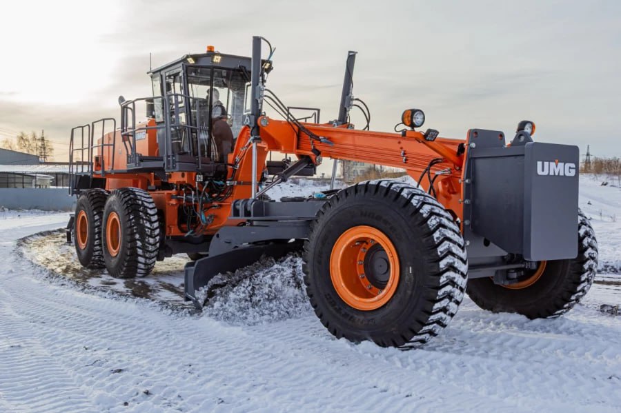 Группа UMG разработала самый тяжелый автогрейдер в России Автогрейдер оснащен двигателем ЯМЗ 7726 мощностью 309 кВт машина комплектуется отвалами размером от 4 9 до 5 5 метров ДЗ 350 имеет сочлененную раму систему наклона колеса переднего моста а также обладает возможностью крабового хода что делает его высокоэффективным при работе на карьерных месторождениях На сегодняшний день достигнута договоренность с рядом добывающих компаний об опытной эксплуатации ДЗ 350 с последующим приобретением Таким образом UMG станет единственным в нашей стране производителем полной линейки автогрейдеров массой от 14 до 35 тонн Подробнее   Подпишись на MASHNEWS