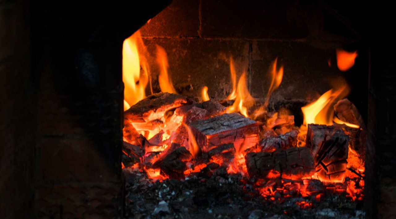 Чтобы воздух был чище дровяные печи могут быть частично запрещены Правительство представило обновленный план по охране окружающей среды который предусматривает ужесточение стандартов качества воздуха и вводит меры по восстановлению природных ресурсов пишет The Guardian Документ предлагает снизить ежегодный допустимый уровень содержания мелких частиц PM2 5 до 10 микрограммов на кубический метр чтобы соответствовать нормам ЕС сейчас допустимый уровень равен 25 микрограммам на кубический метр В перспективе правительство планирует приблизиться к уровню ВОЗ 5 микрограммов на кубический метр Частицы PM2 5 это тонкодисперсные взвешенные частицы пыли сажи дыма капель жидкости и других веществ имеющие диаметр 2 5 микрометра Они способны долго оставаться во взвешенном состоянии в воздухе проникать глубоко в легкие и даже попадать в кровь поэтому опасны для здоровья человека Также власти проведут консультации по ужесточению ограничений на использование каминов и старых дровяных печей в зонах контроля дыма в отдельных районах это может фактически привести к их полному запрету Домашнее сжигание топлива в 2023 году давало 20 всех выбросов PM2 5