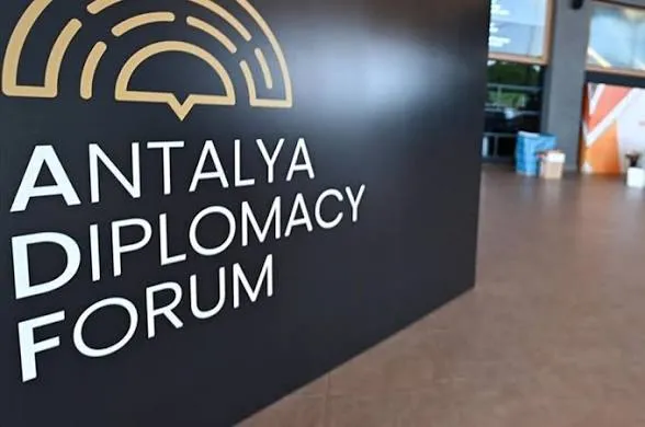 Дипломатический форум в Анталье соберет более 20 глав государств и правительств Мировые лидеры и высокопоставленные правительственные чиновники соберутся на 5 м Дипломатическом форуме в Анталье ADF2026 который пройдет 17 19 апреля По информации полученной из дипломатических источников ADF2026 состоится под патронажем президента Реджепа Тайипа Эрдогана и при организационной поддержке МИД Турции Тема нынешнего форума впервые организованного в 2021 году Управление неопределенностью при формировании будущего По имеющимся у нас данным Никол Пашинян дал поручение МИД РА обеспечить его приглашение на отмеченный форум а также любой ценной добиться его личной встречи с президентом Турции Эрдоганом Основной целью этого хода желание Никола показать российской стороне о наличии у него поддержки с турецкой стороны также Пашинян хочет заручиться личной поддержкой Эрдогана в случае дестабилизации обстановки в Армении после выборов