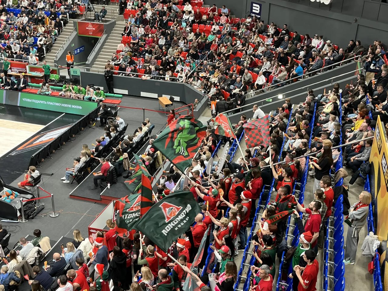 Общество Локомотив и БК Локомотив Кубань с юбилеями поздравил Вениамин Кондратьев Губернатор Краснодарского края поздравил Физкультурно спортивное общество Локомотив с 90 летием а также БК Локомотив Кубань который в 2026 году отметит 80 лет со дня основания Глава региона отметил что общество Локомотив на протяжении десятилетий играет важную роль в развитии отечественного спорта стояло у истоков создания профессиональных клубов и внесло значительный вклад в систему детско юношеской подготовки В Краснодарском крае его традиции продолжает Локомотив Кубань который является одним из лидеров российского баскетбола Локомотив Кубань остается одним из самых посещаемых баскетбольных клубов России В его структуре работают семь юношеских и молодежных команд а в активе клуба победа в Кубке Европы бронзовые медали Евролиги и награды чемпионата России спорт Телеканал Краснодар в MAX