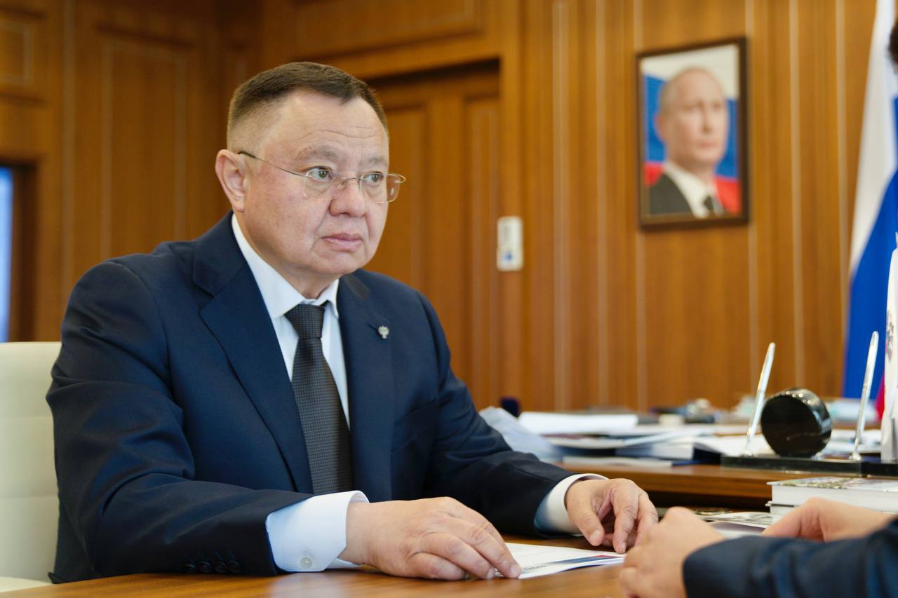 Министр строительства и ЖКХ РФ Ирек Файзуллин провёл рабочую встречу с председателем Комитета по коммунальной инфраструктуре и ЖКХ «Деловой России» Львом Гориловским   Обсудили актуальные вопросы улучшения качества жилищно-коммунальных услуг и внедрения новых технологий для повышения эффективности работы в сфере ЖКХ в рамках нацпроекта «Инфраструктура для жизни».   В ходе встречи также рассмотрели темы активного участия делового сообщества в совершенствовании правовой базы, содействия внедрению современных технологий, а также разработке научных и аналитических материалов и исследований.    Минстрой России ведет активную работу по взаимодействию с бизнес-сообществом для создания комфортных условий для граждан.
