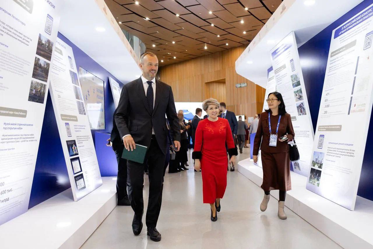 В Сенеже стартовал первый форум выставка муниципальных практик БОЛЬШИЕ РЕШЕНИЯ МАЛОЙ РОДИНЫ Организатором выступает ВАРМСУ при поддержке АП РФ и Минэкономразвития и по мнению сопредседателя Ассоциации Ирины Гусевой мероприятие задает новый стандарт и управленческую культуру обмена опытом Что нам говорит о том что ВАРМСУ действительно удается не только выступать представителем муниципалов и решать их насущные проблемы но и формировать абсолютно иное восприятие и культуру муниципального управления Программа мероприятия собравшего 750 глав и представителей муниципалитетов со всей страны включает в себя интерактивные форматы общения экспертов и участников открытые диалоги марафоны практик мастер классы Это не назидание а проекция той самой культуры обмена опытом где каждый может учиться у каждого Помимо этого на форуме представлено 500 наиболее успешных и эффективных решений которые участники могут обсудить с их авторами и применить на своих территориях ВАРМСУ формирует всеобъемлющий событийный календарь который становится неотъемлемой частью федеральной повестки Форум выставка БОЛЬШИЕ РЕШЕНИЯ МАЛОЙ РОДИНЫ органично вплетается в логику работы всей Ассоциации Всероссийского конкурса Лучшая муниципальная практика 2025 года Всероссийский муниципальный форум МАЛАЯ РОДИНА СИЛА РОССИИ Всероссийскую премию Служение проект Муниципальный диалог Все эти проекты помогают муниципальному сообществу развиваться и выявлять лучших его представителей в разных направлениях Центральным событием сегодняшнего дня стала презентация Доклада ВАРМСУ о состоянии и развитии местного самоуправления Он имеет фундаментальное значение впервые обобщенное и проанализированное мнение миллионов муниципальных служащих будет передано Председателю Правительства Доклад это не отчёт а рабочий инструмент который станет эмпирической основой для новых законов и решений Так какую культуру формирует ВАРМСУ Культуру где муниципал это не просто исполнитель а современный управленец напрямую включённый в федеральную повестку чей голос имеет вес а успешный опыт становится достоянием всей страны Ровно та система которая и требуется для выполнения национальных целей развития