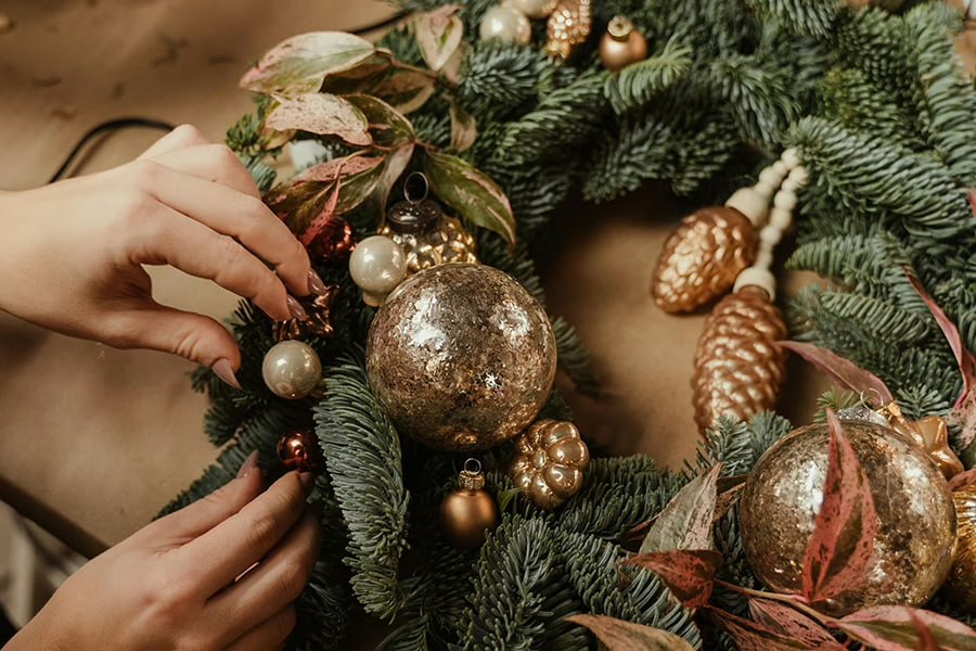 Практикум по созданию новогодних сувениров проведут в Ботаническом саду Участники освоят азы флористики и декорирования а также научатся создавать стильные новогодние композиции из природных материалов В оба дня практикумы начнутся 27 и 28 декабря в 13 00 и 14 00 Продолжительность 45 минут Минск Новости MINSKNEWS BY Telegram Viber FB VK Inst TikTok YouTube