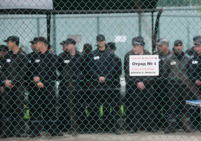 В Прикамье заключенного будут судить за финансирование движения уголовников В Пермском крае окончено расследование в отношении осужденного, отбывающего наказание в одной из колоний Соликамска, сообщают СУ СКР по Прикамью и прокуратура региона. Он обвиняется в совершении преступления, предусмотренного ч. 1 ст. 282.3 УК РФ финансирование экстремистской деятельности . По версии следствия, мужчина являлся участником запрещенного движения, «целями которого является криминальная и экстремистская идеология». При этом он предоставлял на финансирование организации собственные средства, а также занимался их сбором, ведением учета и распределением.