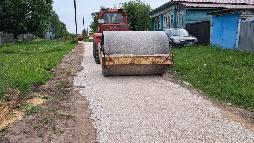 В сельских поселениях Гороховецкого района продолжается ремонт дорог  В перечне – 16 объектов. Уже завершились работы в д.Юрово на улицах Полевая и Набережная, в п.Чулково, на улицах Сельская и Парковая, в деревнях Манылово и Нововладимировка, в п. т/п Большое на улице Садовая.  Продолжается ремонт на участке дорог Муром – Волга – тп Большое – Шубино – Якутино, Быкасово – Павликово. Дорожная техника работает в д.Выезд на ул.Новая и в д.Великово на ул.Южная.  «В планах – ремонт дорог на улицах Школьная, Ветеринарная, Песочная в п.Пролетарский и на ул.Школьной в с.Фоминки. Продолжается начатое в прошлом году строительство автодорог Семёновка – Галицы и Лучинки – Светильново», - сообщила в соцсетях Оксана Рябовол, глава администрации Гороховецкого района.
