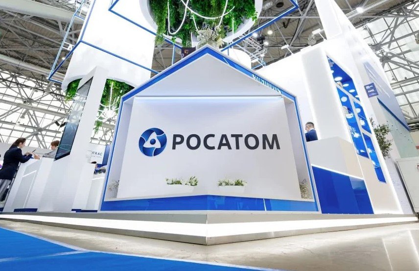 Росатом ведёт переговоры о строительстве АЭС в Нигере Российская госкорпорация Росатом подтвердила что ведёт переговоры с властями Нигера о строительстве атомной электростанции сообщает Коммерсантъ Инициативы этой страны свидетельствуют об интересе к развитию мирной атомной энергетики Росатом открыт к обсуждению возможных форм взаимодействия и готов предложить современные надежные и безопасные технологии сообщила пресс служба корпорации Переговоры находятся на ранней стадии Параллельный проект в Эфиопии Одновременно Росатом продолжает работу над атомным проектом в Эфиопии В корпорации уточнили что взаимодействие с эфиопской стороной находится на этапе формирования рабочих механизмов и детальной проработки параметров будущей АЭС Стратегия экспансии в Африке Эти переговоры являются частью стратегии Росатома по расширению присутствия на африканском континенте где растёт спрос на энергетику Проекты в Нигере и Эфиопии если будут реализованы укрепят позиции России как ключевого поставщика высокотехнологичных решений в области мирного атома Навигация по каналам  Акции  Облигации  Китай  Трейдинг  Новости  Клуб