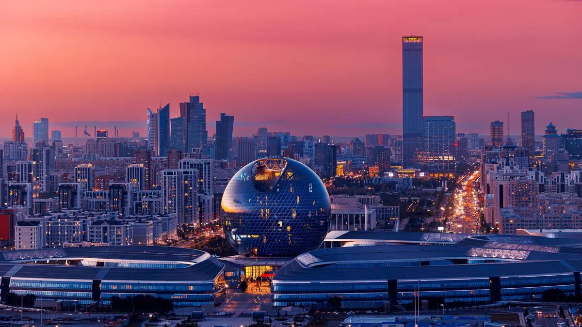 На совещании по развитию Астаны Касым Жомарт Токаев заявил что столица должна быть образцом современного комфортного и устойчивого города Он отметил рост экономики Астаны и её позиции в международных рейтингах но подчеркнул необходимость ускорить развитие Президент поручил усилить работу по благоустройству и качеству городской среды ускорить внедрение Smart City и цифровых решений развивать транспортную инфраструктуру включая ЛРТ и дороги проработать вопрос строительства нового аэропорта уделить особое внимание экологии чистоте и комфорту для жителей