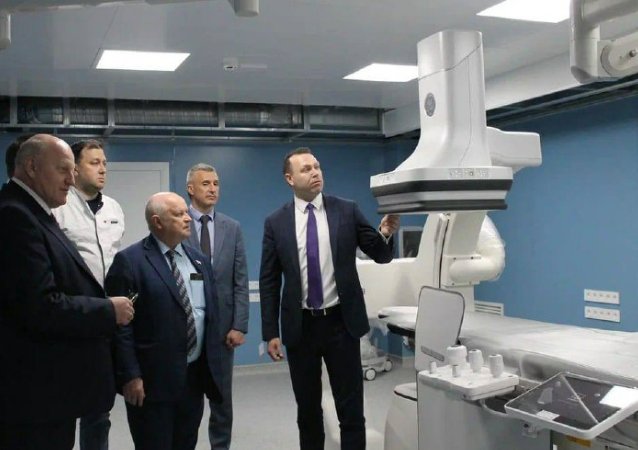 В Выборгскую больницу поступило передовое оборудование для диагностики сердечно-сосудистых заболеваний Новый ангиограф будет готов к обслуживанию пациентов после завершения ремонта отделений и перепланировки в больнице. В Выборгской больнице в скором времени начнет работать новый ангиограф, существенно облегчающий задачу врачей при диагностике сердечно-сосудистых заболеваний. Также в медучреждении прямо сейчас ведутся ремонтные работы. Оценить оборудование и процесс перепланировки 20 мая в больницу прибыли зампредседателя правительства Ленобласти по социальным вопросам Николай Емельянов и руководитель Комитета по здравоохранению Александр Жарков. «Доступность медицинской инфраструктуры – один из ключевых показателей качества жизни в регионе и наш важнейший приоритет. В медицинские учреждения поступает современное высокотехнологичное оборудование, строятся и ремонтируются здания», - заявил Емельянов В ходе визита чиновники оценили ход ремонтных работ в отделениях больницы, а также проверили процесс перепланировки помещений для создания рентгенодиагностического отделения. Также делегация осмотрела строительную площадку новой поликлиники в микрорайоне Южный. «В Выборгской больнице, ведётся капитальный ремонт хирургического отделения, и проводится перепланировка для создания рентгенодиагностического отделения. Кроме того, в прошлом месяце запущено строительство новой поликлиники в микрорайоне Южный, она будет рассчитана на 380 посещений в сутки и существенно повысит доступность медицинских услуг для выборжан», - добавил Емельянов Фото: комитет по здравоохранению Ленобласти