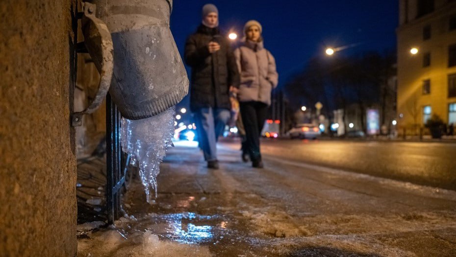 Петербуржец отсудил 200 тыс. за перелом в метро  По официальным данным, инцидент, послуживший основанием для иска, произошёл 11 января 2024 года около 17:58 на подходе к станции метро "Гражданский проспект".  Мужчина, спускаясь по ступеням стилобата, поскользнулся на наледи и упал, в результате чего получил множественные переломы голени.  После инцидента была проведена проверка, в ходе которой выяснилось, что ответственность за уборку территории несёт ООО "ПромТехСервис". Именно некачественная уборка привела к травмированию пассажира, так как образовалась наледь.  Автор фото: Тихонов Михаил/ДП