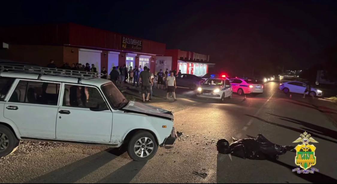 Водитель устроил смертельную аварию и сбежал ДТП произошло в станице Платнировской Кореновский район . Водитель «ВАЗ-2104» поворачивал налево, но не уступил мотоциклисту на Kawasaki и врезался в двухколёсный транспорт. 35-летний байкер скончался от полученных травм. Водитель отечественного авто сбежал с места аварии, но вскоре полицейские его нашли. Фото: Быть в курсе Прислать новость