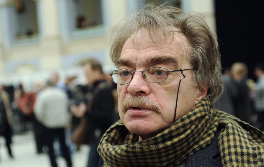 8  0   «Выдающийся кинодраматург и сценарист»: Путин поздравил Александра Адабашьяна с 80-летием  Президент России Владимир Путин поздравил заслуженного деятеля искусств РФ, кинодраматурга, кинорежиссера и актера Александра Адабашьяна с 80-летием, отметив, что его творческие проекты отличаются оригинальностью замысла и узнаваемым почерком. «Уважаемый Александр Артемович, примите поздравления с 80-летним юбилеем. Вы посвятили себя киноискусству, добились признания на актерском и режиссерском поприще, ярко заявили о себе как о выдающемся кинодраматурге и сценаристе. Ваши творческие проекты неизменно отличаются оригинальностью замысла и узнаваемым почерком настоящего мастера. За этим несомненным профессиональным успехом годы созидательного труда, большой и щедрый талант, вера в себя и свое предназначение.   Желаю Вам доброго здоровья и всего наилучшего. Владимир Путин», - говорится в поздравительном послании.  Ранее указом президента РФ Александр Адабашьян был награжден орденом «За заслуги в культуре и искусстве».     • Дзен • Сайт • TikTok • Facebook • Instagram • YouTube • X/twitter