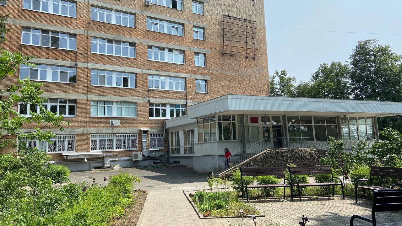 Из желудка 17-летней орловчанки врачи достали почти килограмм волос  Комок занимал практически весь объем органа. Девушка обратилась в больницу в июле с болями в животе, тошнотой и рвотой.   Врачи провели операцию по удалению безоара. Сейчас жизни девушки ничего не угрожает