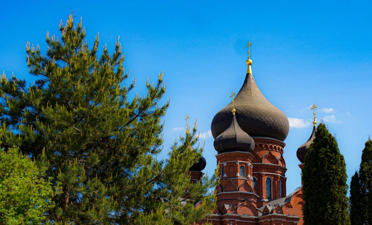 В РПЦ работают над запретом пропаганды субкультуры квадроберов и рекламы оккультно магических услуг Об этом сообщает РБК со ссылкой на председателя патриаршей комиссии по вопросам семьи защиты материнства и детства иерея Федора Лукьянова При этом по его словам потенциальный предмет регулирования значительно шире В том числе иерей говорил о случаях когда человека убеждают в наличии звериного ядра В пример Лукьянов привел трагедию в Москве где мать жестоко расправилась с ребенком при этом называла себя ведьмой Мы считаем что эти вещи особенно в сочетании с пагубными пристрастиями вроде наркомании могут провоцировать социальную напряженность в обществе создавать серьезные проблемы и требуют государственного регулирования и прежде всего запрета рекламы оккультно магических услуг подвел итоги иерей