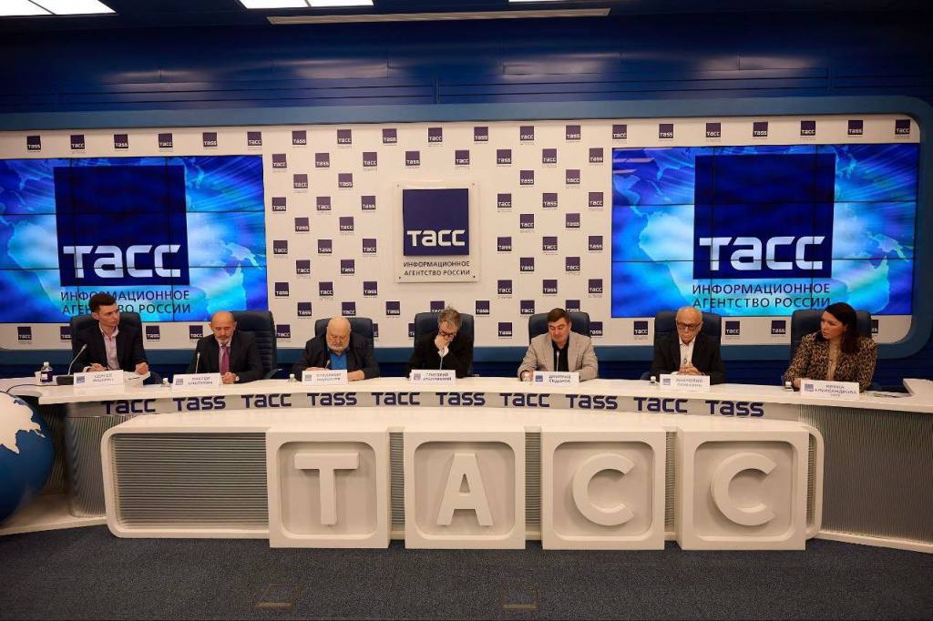 Приёмная кампания в творческие вузы   В 2025 году творческие вузы России фиксируют значительный рост интереса со стороны абитуриентов.   Министр культуры РФ Ольга Любимова отметила, что в творческие вузы, подведомственные Минкультуры, в 2025 году подано свыше 85 тысяч заявлений, что на 20% больше, чем год назад. Конкурс остаётся высоким:  актёрское искусство – 48,5 чел. на место,  режиссура кино и ТВ – 37 чел.,  кинооператорство – 23 чел.,  драматургия – 10,6 чел.    Впервые набор провели филиалы ВГИКа в Хабаровске, ГИТИСа – в Благовещенске, Театрального института им. Щукина – в Южно-Сахалинске.   Подробнее на нашем сайте.  #новостиНОП    НОП - Научно-образовательная политика