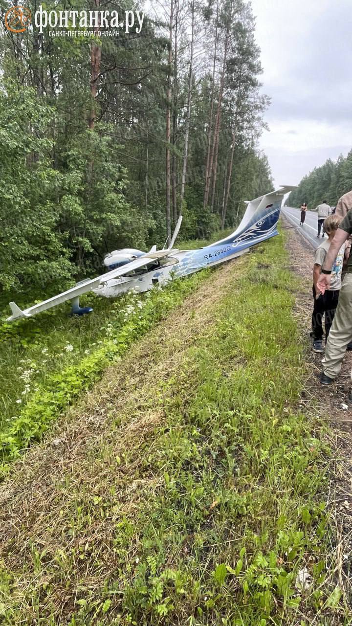 Легкомоторный самолет совершил вынужденную посадку на дороге между Гостилицами и Таменготом. Предварительно, отказал левый двигатель. «Самолет на снижении еще в воздухе попал на мой видеорегистратор. Я заметил, что летит очень низко и что крутится только один винт из двух», — написал нам читатель. На борту находились трое, пострадавших нет.