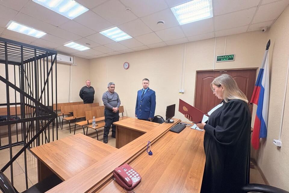 Глава Верхней Хилы получил условный срок за оплату фантомного ремонта дорог В Забайкалье осудили главу села Верхняя Хила Алексея Золотухина который утвердил оплату 6 9 млн рублей за ремонт дороги который фактически не был выполнен Об этом сообщили в краевой прокуратуре В 2023 году на ремонт улицы Советской выделили 9 7 млн рублей и именно этот контракт курировал Золотухин Комиссия выявила серьёзные нарушения однако глава всё равно подписал акты и распорядился оплатить работы в полном объёме Суд назначил ему 3 года 2 месяца условно с испытательным сроком 3 года запретив занимать должности в органах власти 1 5 года Арест на имущество сохранён до рассмотрения гражданского иска Приговор пока не вступил в силу Фотография из Telegram канала краевой прокуратуры ZAB RU Проголосовать