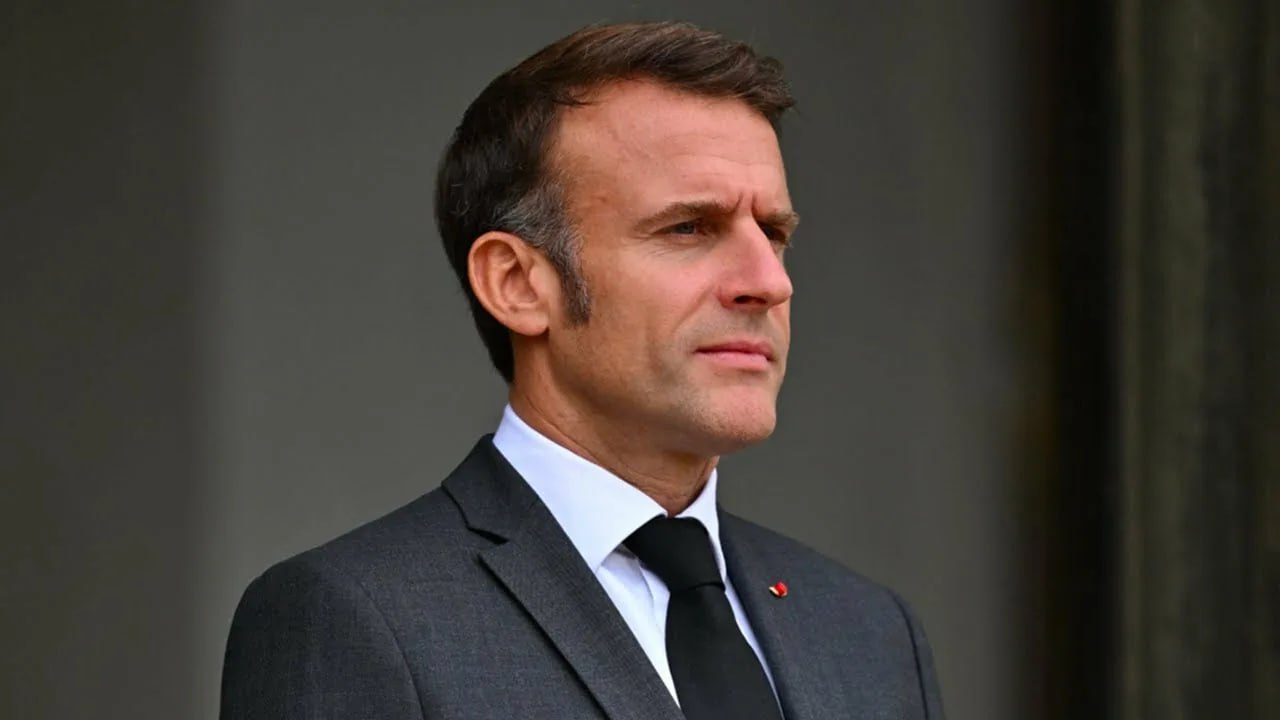 Макрон: Европа должна принять активное участие в урегулировании конфликта на Украине  Страны ЕС должны быть частью решения, поскольку речь идёт об их собственной безопасности, заявил президент Франции. Он разместил публикацию на своей странице в соцсети Х после телефонного разговора с премьер-министром Великобритании Киром Стармером, канцлером ФРГ Фридрихом Мерцем и Владимиром Зеленским.  Эммануэль Макрон добавил, что Париж, Берлин и Лондон «полны решимости продолжать поддержку Украины», опираясь на работу, проделанную в рамках так называемой коалиции желающих.    Подпишись на «Говорит Москва»
