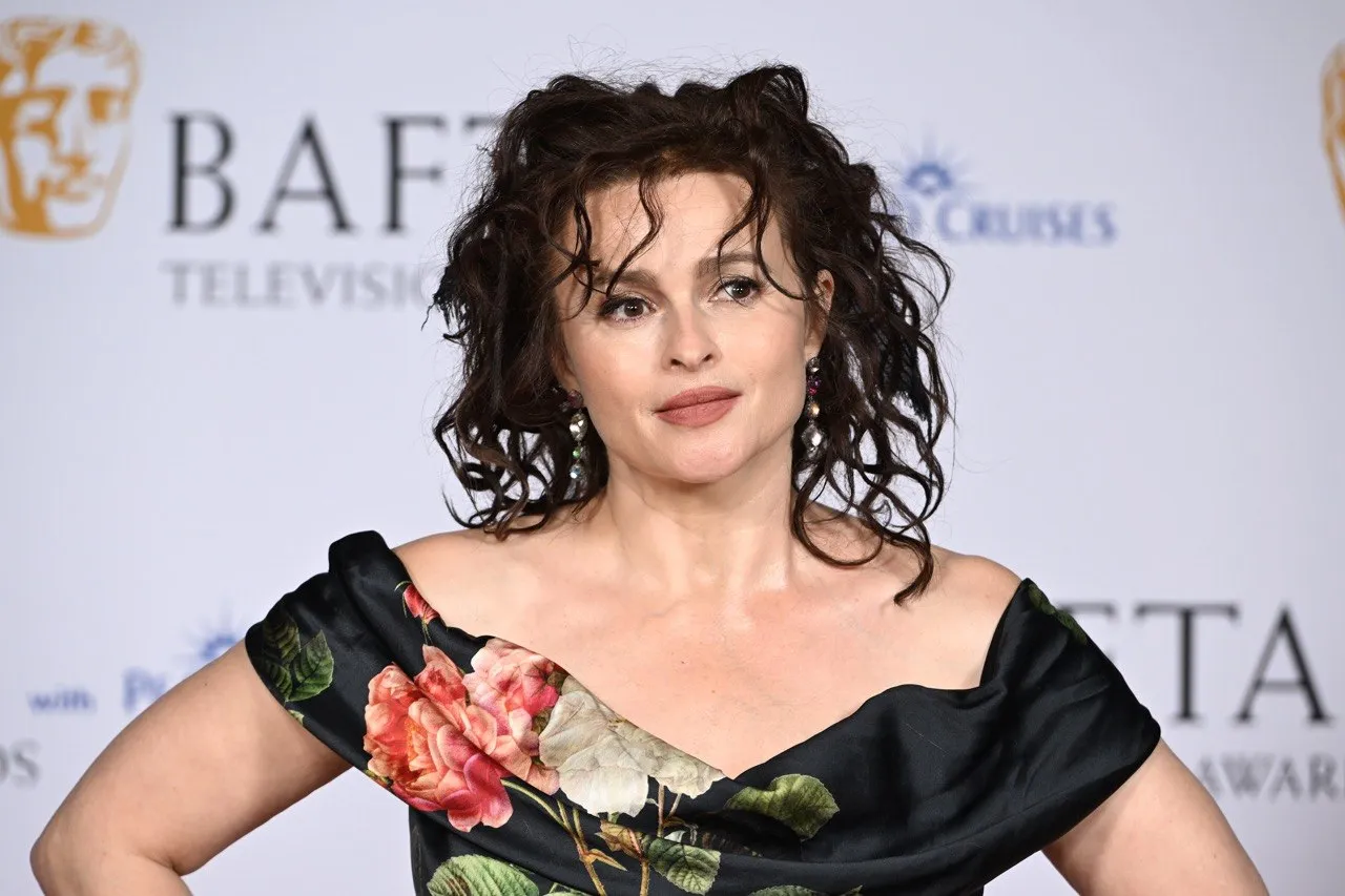 Хелена Бонем Картер не снимется в Белом лотосе Ее героиню решили переписать и после этого на роль возьмут другую актрису Об этом сообщили в HBO Съемки четвертого сезона при этом уже начались но во время них шоураннер Майк Уайт понял что персонаж Картер ощущается не так как он задумывал рассказали источники Deadline Героиня на роль которой изначально взяли Хелену Бонем Картер одна из центральных для грядущего сезона Новую актрису пока не нашли События четвертого сезона Белого лотоса происходят во Франции а в актерский состав также вошли Венсан Кассель Стив Куган Александр Людвиг Надя Терешкевич Фото Getty Images Кинопоиск Новости