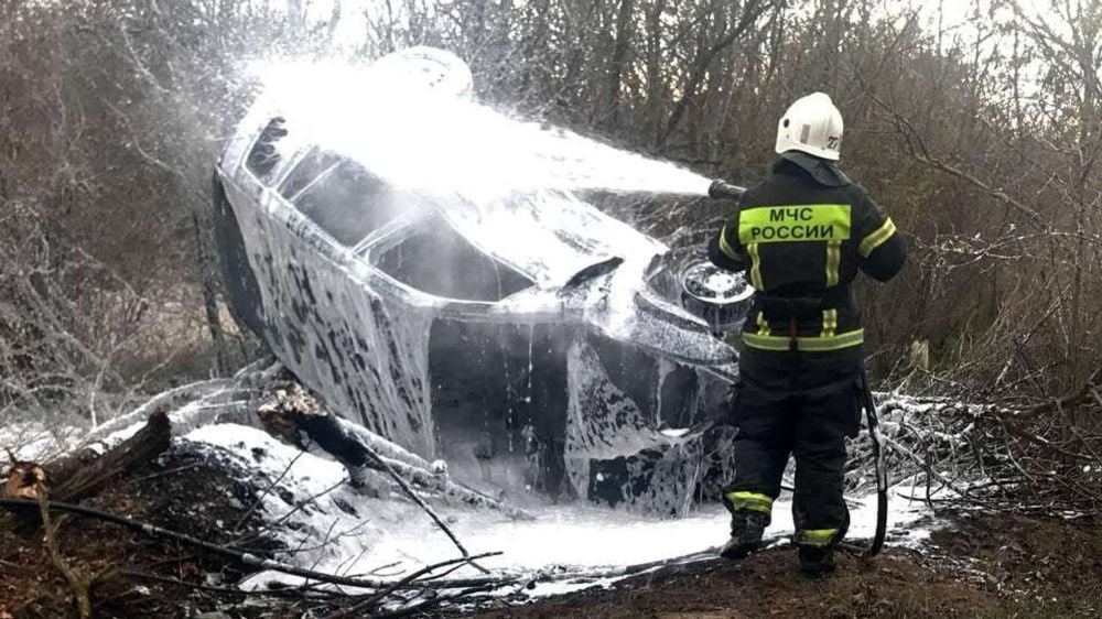 Автомобиль загорелся после ДТП в Крыму ⁠ СИМФЕРОПОЛЬ, 18 ноя – РИА Новости Крым. В Красногвардейском районе Крыма в результате аварии загорелся автомобиль, сообщили в пресс-службе республиканского главка МЧС России.  По данным ведомства, пожар произошел в селе Полтавка Красногвардейского района.  "Сотрудники МЧС России оперативно прибыли на место ДТП и ликвидировали пожар на 7 квадратных метрах", – сказано в сообщении.  Информация о пострадавших не уточняется.  Ранее в Ростовской области водитель и маленький ребенок погибли в горящей машине в массовом ДТП. В сентябре на Кубани три девушки сгорели в автомобиле в результате аварии....  Подробнее>>>