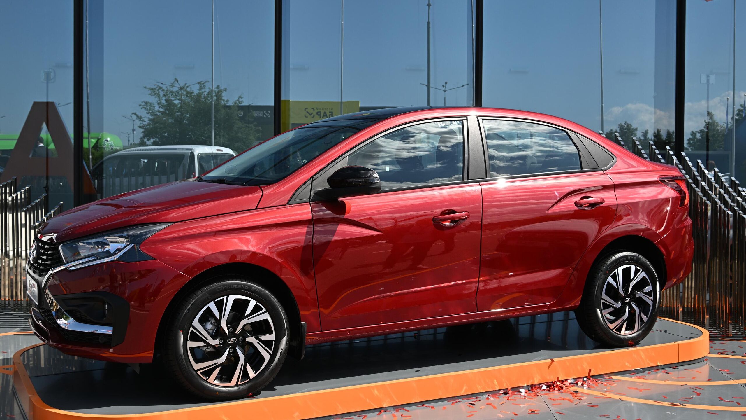 Россияне за прошедшую неделю купили 668 автомобилей Lada Iskra сообщил в Telegram канале директор Автостата Сергей Целиков Это лучший результат с начала продаж написал он Он добавил что среди 25 самых популярных моделей лишь единицам удалось продемонстрировать положительную динамику Продажи Lada Iskra выросли на десять процентов в то время как рынок новых легковых машин снизился на 24 процента Благодаря этому Iskra заняла 11 ю строчку в рейтинге а к концу года она может войти в топ 10 уточнил аналитик Продажи автомобиля стартовали в России в конце июля По информации Автостата к концу ноября продали 2145 машин