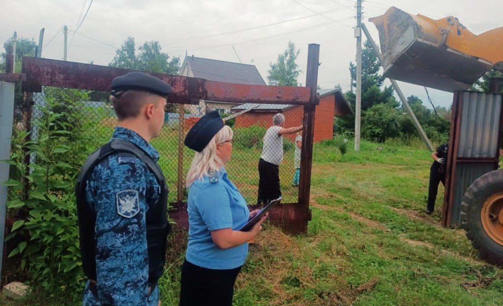 В Еткульском районе демонтировали незаконно установленные ворота В селе Белоусово демонтировали ворота и забор, которые незаконно были установлены на муниципальной земле – территории общего пользования. Администрация сельского поселения подала иск после обращения соседей землевладельца. Последний перекрыл проезд к соседним домам воротами. Это лишило доступа не только жильцов, но и спецтехнику. Исполнительное производство по этому делу началось в прошлом году. Тогда судебные приставы уже контролировали демонтаж ворот. Однако должник отказался подчиняться требованиям исполнительного документа и судебного пристава-исполнителя. ПОДРОБНЕЕ URALPRESS.RU