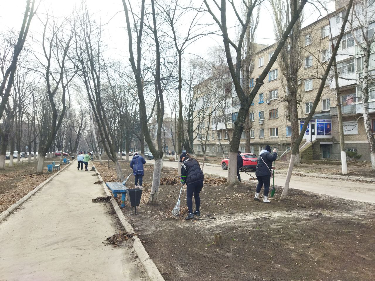 ‍ Сегодня, в рамках приведения в надлежащее состояние территорий муниципального образования, а именно ул. Ленина и путепровода состоялся санитарный день по уборке и вывозу листвы, смёта, наносного грунта, скопившегося в зимний период.   В субботнике принимали участие: работники управления образования в количестве 29 человек, ГБУ ЛНР «Ровеньковский комплексный центр социального обслуживания населения» - 10 человек, ГБУЗ «Ровеньковская центральная городская многопрофильная больница» ЛНР — 20 человек.   ‍ Также принимали участие в субботнике работники муниципального унитарного предприятия "Спецкомавтотранс" города Ровеньки  задействовано 10 человек личного состава и 3 единицы специализированной техники.