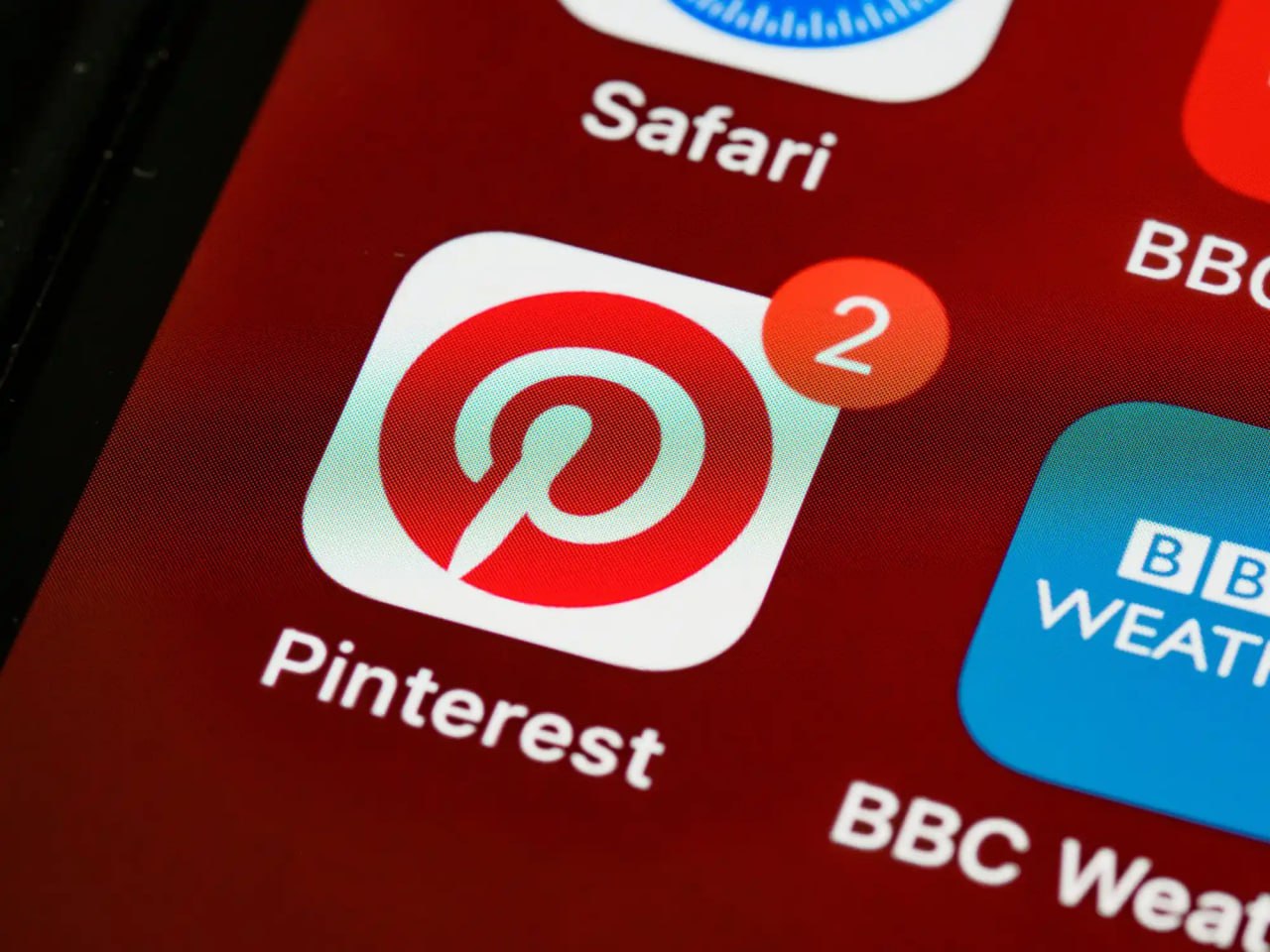 Pinterest уволил инженеров за скрипт для отслеживания уволенных коллег Компания расторгла контракты с двумя разработчиками которые автоматизировали поиск сокращенных сотрудников Инженеры написали код для мониторинга аккаунтов в Slack чтобы узнавать имена и отделы тех кто попал под оптимизацию Руководство Pinterest назвало это нарушением политики конфиденциальности так как официально списки уволенных не раскрывались   Инцидент произошел на фоне сокращения 15 штата 700 человек ради новой ИИ стратегии На фоне массовых чисток в бигтехе мониторинг рабочих чатов стал для сотрудников единственным способом отслеживать реальные масштабы кризиса внутри компаний settersmedia news